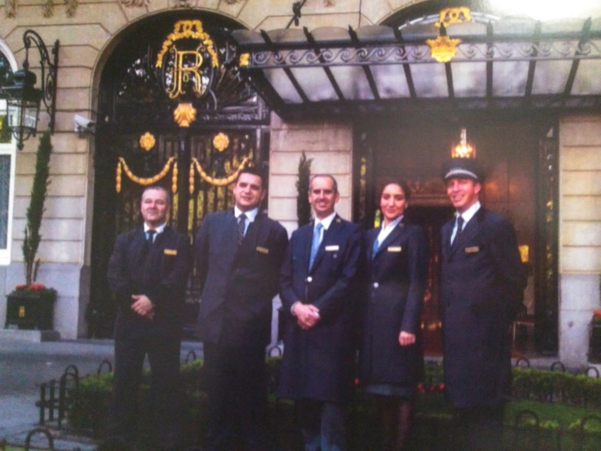 Siempre ofreciendo la mejor de las sonrisas a nuestros clientes. @HotelRitzMadrid #ConciergeDesk #DptoConserjería #HotelRitz #Madrid