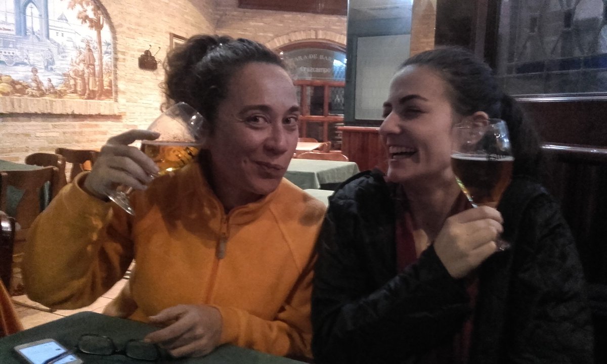lainde's tweet image. No hace falta ir a la #bilbostack2018 pa' enterarse de las novedades de la comunidad teniendo a estas dos churris en modo cervecero. 😍