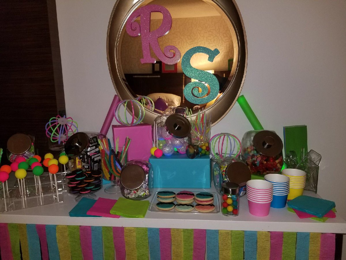 BMemorableEvent's tweet photo. Kids parties just aren’t complete without some of the most yummy sweets!!! Thank you @kayjaykreates for these amazing glow in the dark cakepops!!! Thank you @paruls_desserts for the best neon colored cookies ever!!! They were definitely a HIT!! #BMemorableEvents #AtlaEvents https://t.co/jLv6kd6wIp