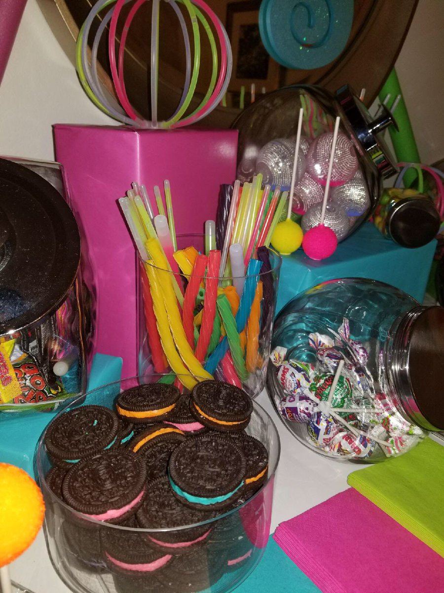 Kids parties just aren’t complete without some of the most yummy sweets!!! Thank you @kayjaykreates for these amazing glow in the dark cakepops!!! Thank you @paruls_desserts for the best neon colored cookies ever!!! They were definitely a HIT!! #BMemorableEvents #AtlaEvents