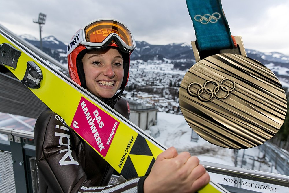 RalfLienert's tweet photo. @katharinaalthaus #Olympia2018 #skispringen #dsv #allgäu feiert seine Silbermedaillengewinnerin aus #Oberstdorf https://t.co/dCqsBIgMiG