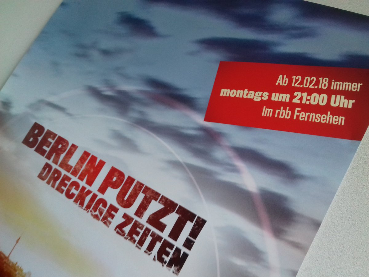 presse_rbb's tweet photo. Schwing den Wischmopp! Ganz nah dran am Dreck der Stadt. #BerlinPutzt #dreckweg @rbbFernsehen @BSR_de https://t.co/8jiIeQQpkA https://t.co/isLYQu970z