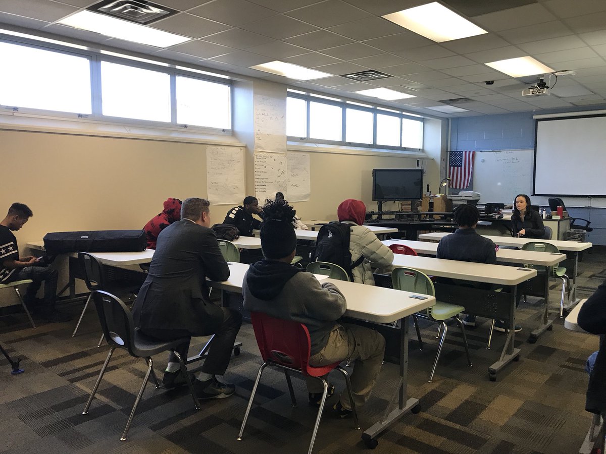 IPSCareerTech's tweet photo. Guest Speaker #LinseyDavis is sharing her experience in media with our #TVBroadcasting students! 📺📹 https://t.co/7M28KsY8nY
