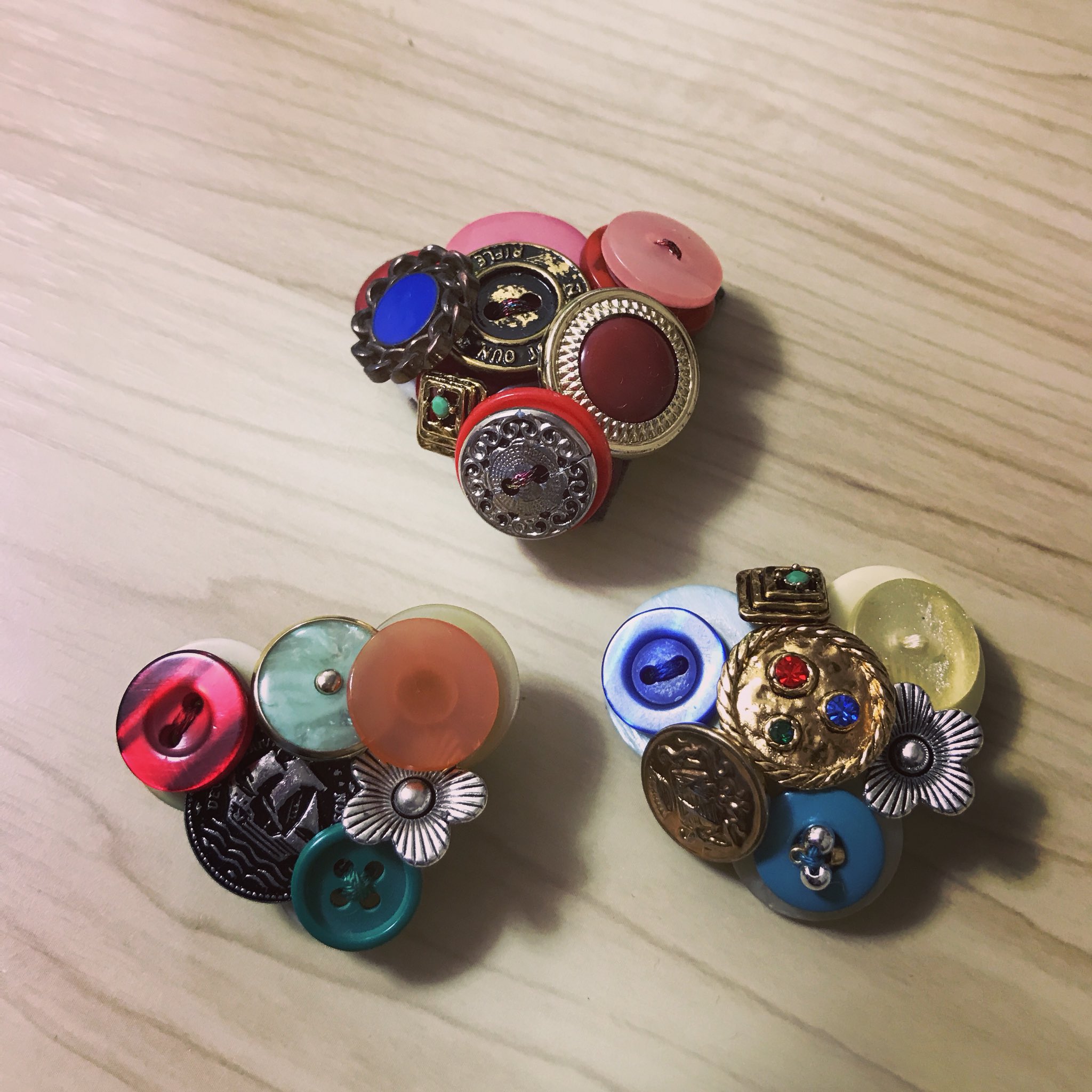 まり湖 Pe Twitter こつこつ集めたボタンでボタンブローチ作りました ボタン ボタンブローチ ヴィンテージボタン Vintagebutton Vintage ハンドメイド ハンドメイド好きさんと繋がりたい ハンドメイドブローチ Handmade Buttonmania