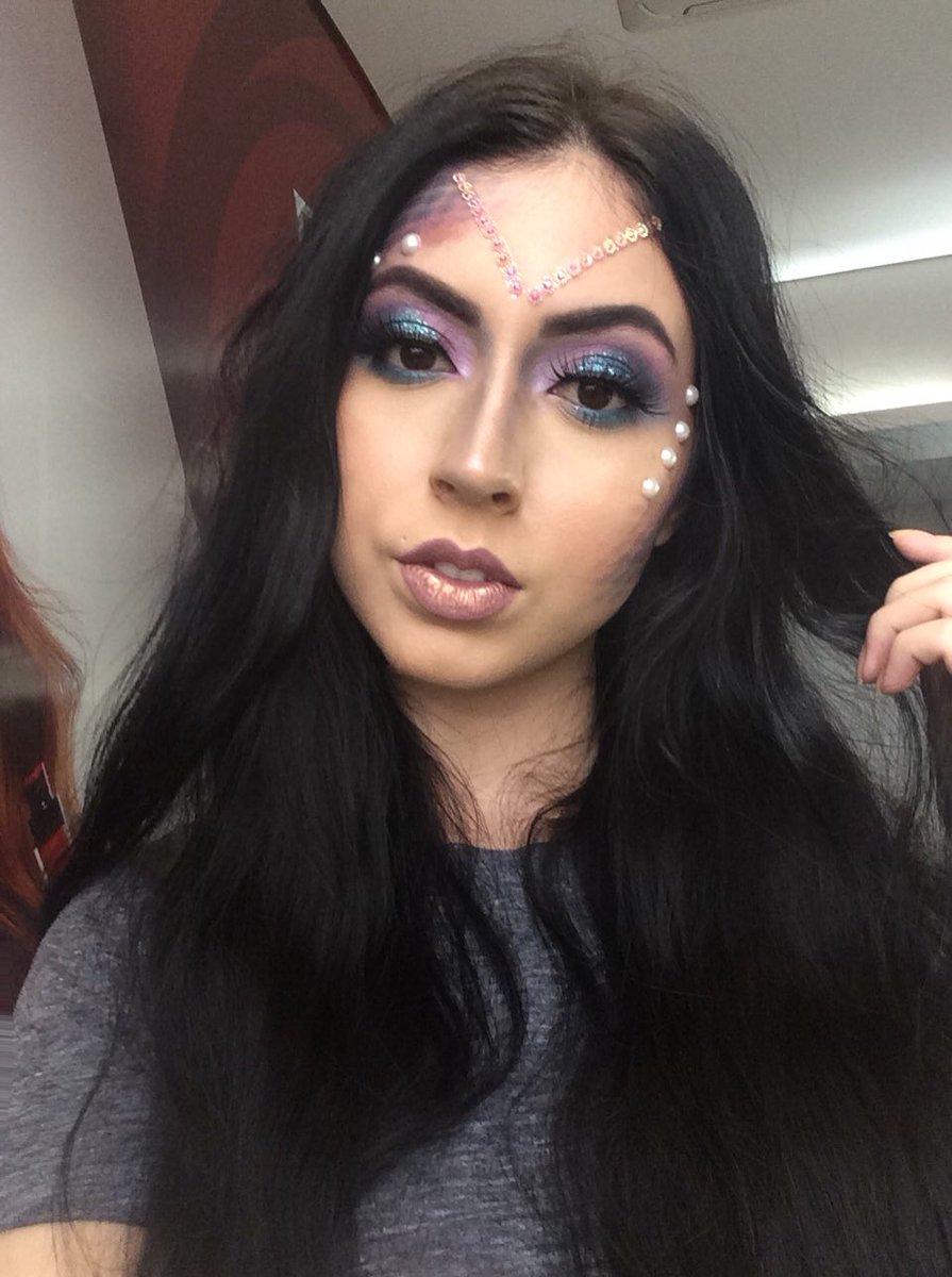 RubyRoseOficial's tweet photo. Bloquinho pede make trabalhada né mores?! Se você não sabe qual make vai usar, nós te trazemos uma inspiração para arrasar nesse carnaval! #makeup #Carnaval2018 #rubyrosecosmeticos #rubyrosemenota #rebocodequalidade #rubyrosemepatrocina https://t.co/tlaM1Wl6V3
