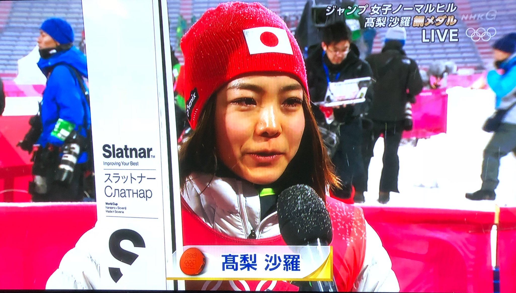 ひがくぼきみお 高梨沙羅選手インタビュー 目標にしていた金メダルには届かなかったけど 他の選手が待っていてくれた 自分の中でも記憶に残る 次の競技人生につながるいい経験ができた 最後に良いジャンプができた チームの選手に抱き寄せて