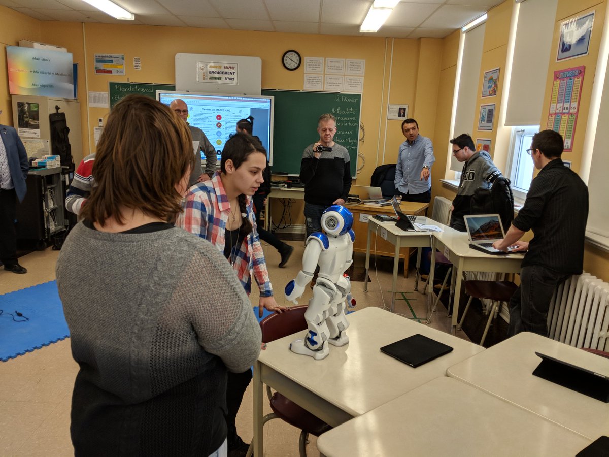 MmeJulieC's tweet photo. En visite au @cferbellechasse, on découvre les élèves qui programment #nao avec @thierryUdM #privilège #programmation https://t.co/AQBUVHIfeK