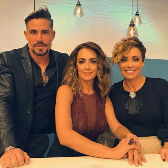 AnetteFernanda9's tweet photo. #NuevaFotoDePerfil @anettemicheltv @carmenmoriginal @AdrianCueOf https://t.co/Mrhd86QOYf
