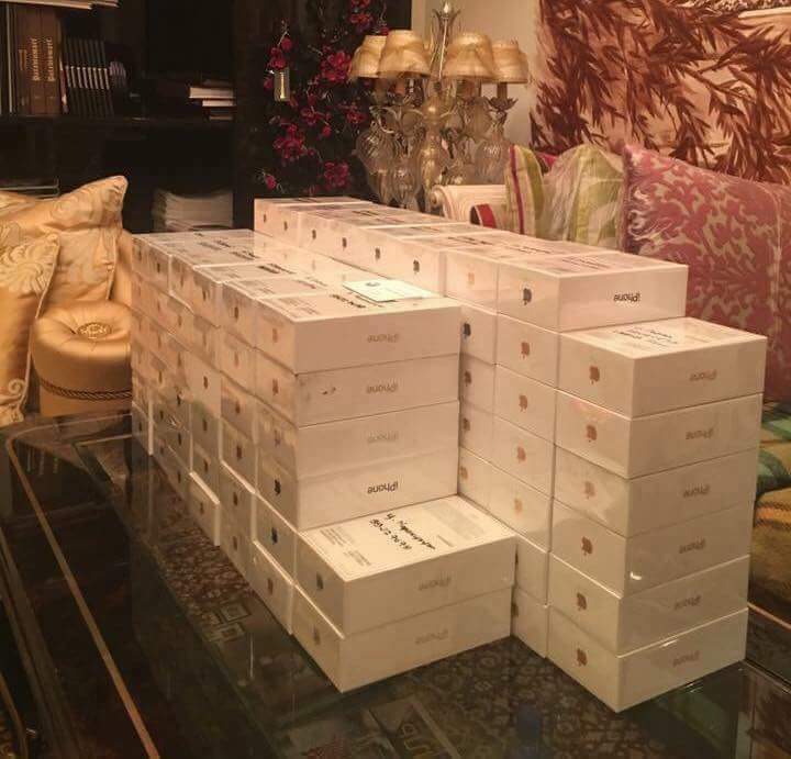 Цагаан сарын бэлгээ бэлдчихлээ. Эхэлж ирсэн хүмүүст нь өгчихнө гэж боджуугаа.