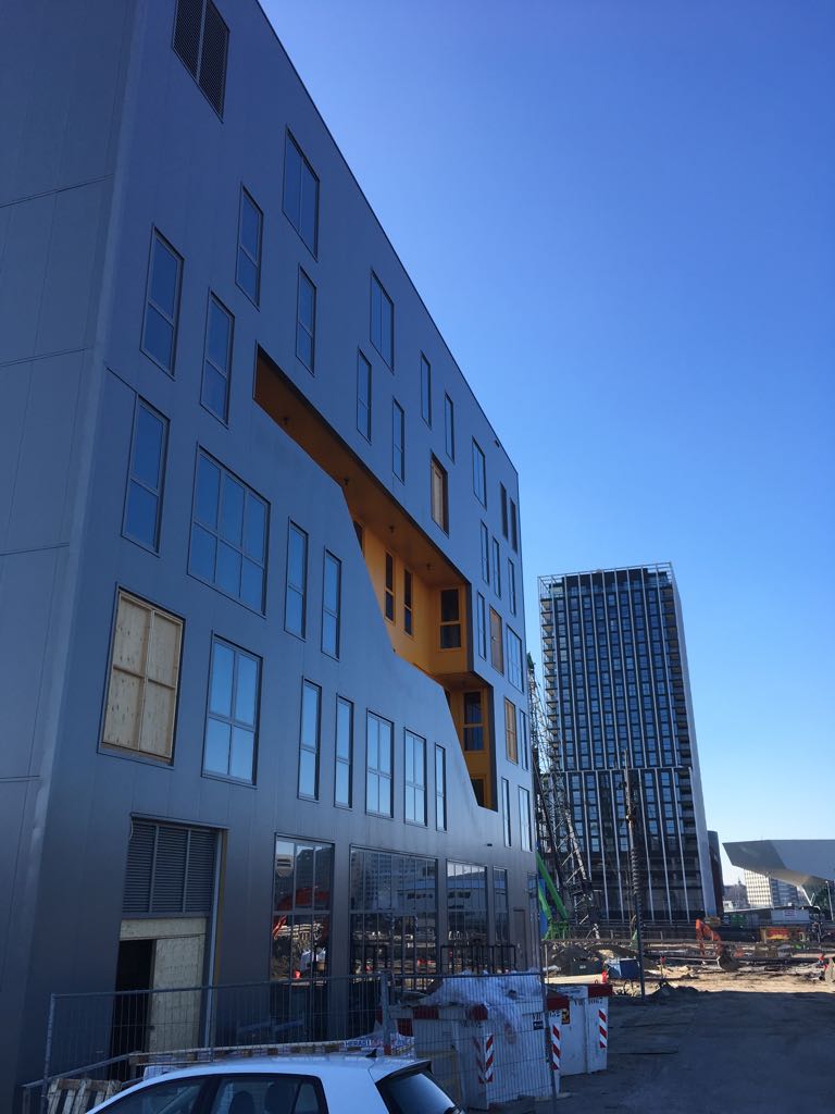 ZoontjensNL's tweet image. School @hyperion krijgt een nieuw gebouw op een toplocatie in Amsterdam-Overhoeks. Volgens ontwerp van @EHA_Ector komen er diverse #dakterrassen op de school, op elke verdieping weer anders van vorm en grootte. zoontjens.nl/nieuws/in-de-p…
