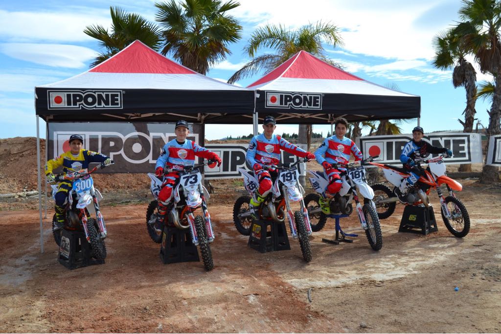 IbericaIpone's tweet photo. Primera foto de familia de las jóvenes promesas #MX65 #MX65 #MXSandRiders #IponeLube #Motomaniak #MXParMotor https://t.co/z7mHilT1KZ