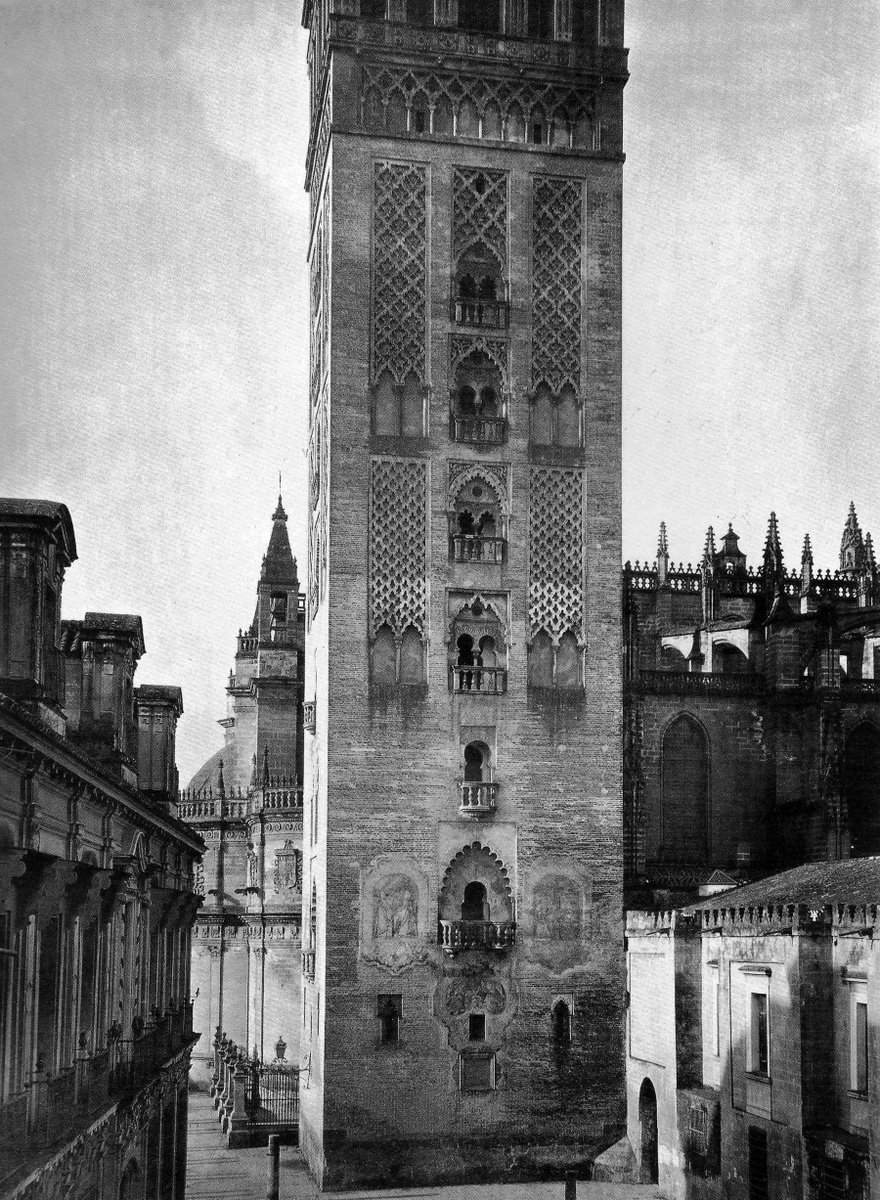 SevillaInsolita's tweet photo. Los frescos pintados en 1565 en el cuerpo de la Giralda y que con el paso del tiempo se han ido perdiendo.

Año ¿?

Obra de Luis de Vargas, reflejaban a los Apóstoles, los Doctores de la Iglesia, San Isidoro, Santa Justa y Rufina, San Leandro y el Martirio de San Hermenegildo. https://t.co/mnJcfpo6aP