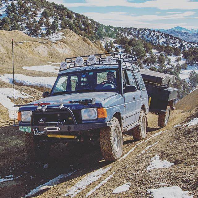 Just a simple, happy guy that loves cruisin’ in his Disco. 📷: Erika Joy Evarts Big Mountain Overland 
.
.
.
.
.
.
.
.
.
.
#superwinch #4x4 #4wd #lifted #offroad #offroadlife #4wdlife #vehiclerecovery #offroadliving #mudding #flexedout #instajeep #rus… ift.tt/1f0S2ia