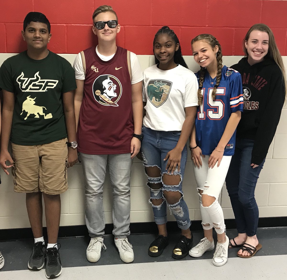 NewgardBritny's tweet photo. First day of AVID Week!! My AVID 1 repping their Florida Colleges! @TavaresHSInfo @Santos_Daniel17 @Mrskddwyer0716 @LakeCCReadiness @lakec https://t.co/PIfZFsFtOA