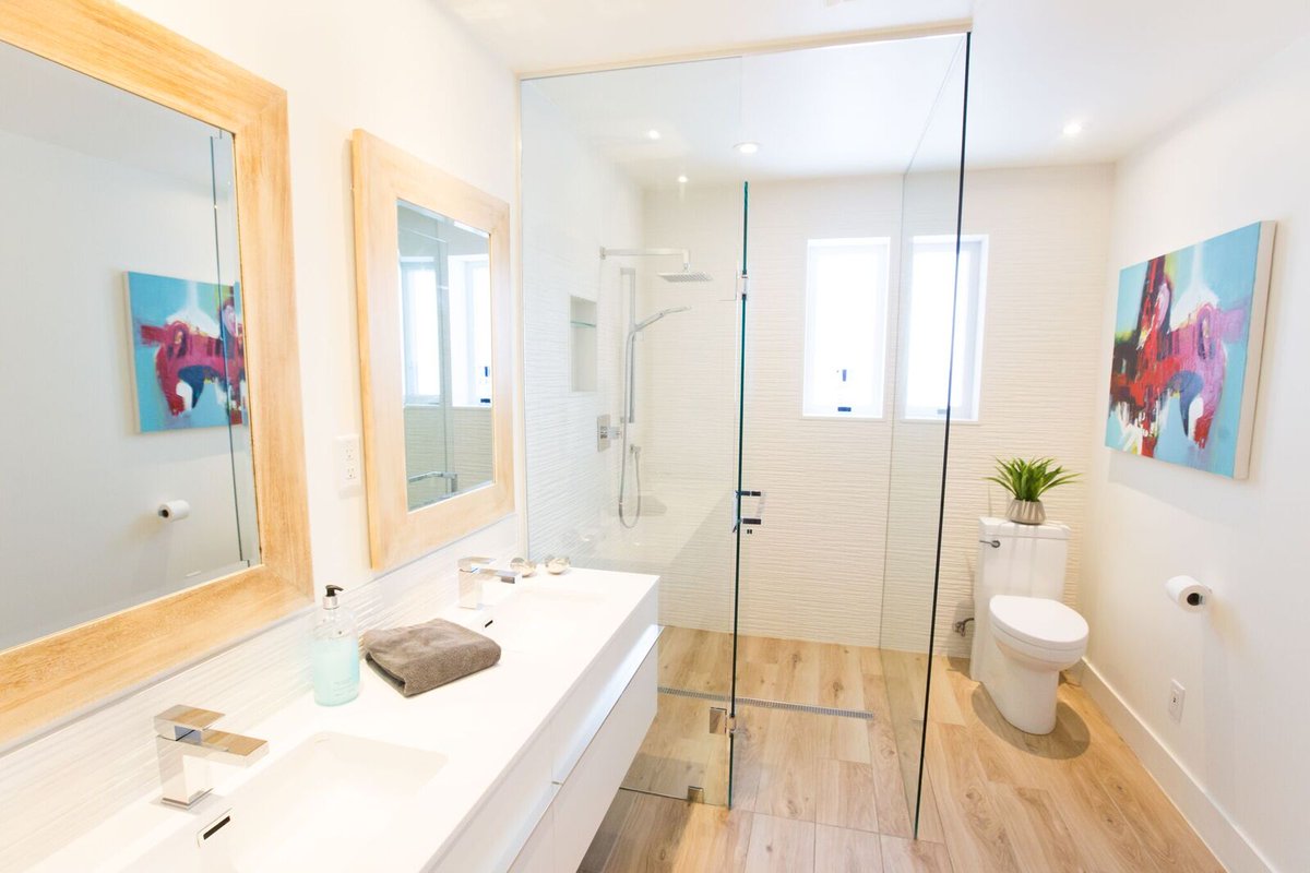 crystalhelean's tweet photo. Love the clean lines of this #curblessshower. Great option for those looking to maximize space and makes clean up so much easier!
#etobicokeinteriordesigner #bildgta #gtainteriordesigner #builderdesigner
#collinsoninteriors #homereno #kitchenreno
#bathroomreno https://t.co/1XHF4mXzaU
