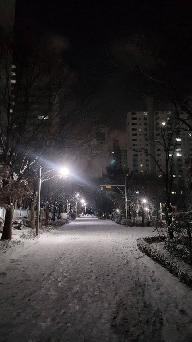 뽀드득....뽀드득.....
어릴적 느꼈던 소리
하얀종이위에 적는 첫글자같은.