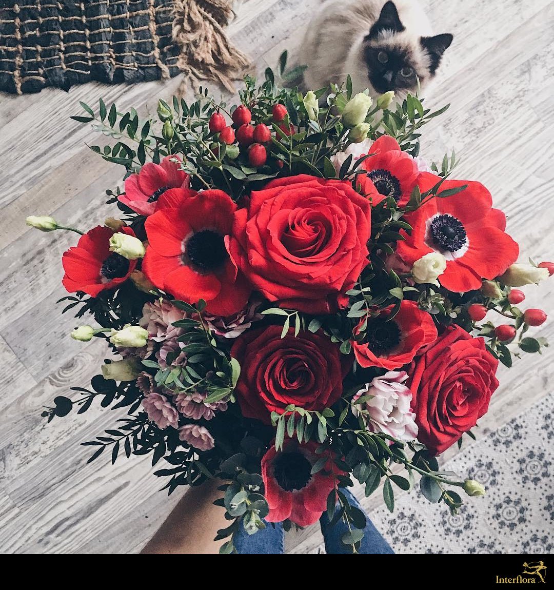 Interflora's tweet photo. Vous êtes célibataire et/ou en couple avec votre chat ? 🐱
RT et tweetez avec le #ChatValentin pour tenter de remporter ce bouquet "Je t'aime" 💐 https://t.co/bpJS1Yz6tf
