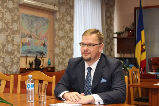 PLinMoldova's tweet photo. Ambasador Bartłomiej Zdaniuk z kurtuazyjną wizytą u Minister Edukacji, Kultury i Badań Naukowych Republiki #Moldova, Pani Moniki Babuc. Rozmowy na temat intensyfikacji współpracy w obszarze kształcenia i ochrony dziedzictwa obydwu krajów. #Babuc @BZdaniuk @MCulturii https://t.co/PGK8zbGjQH