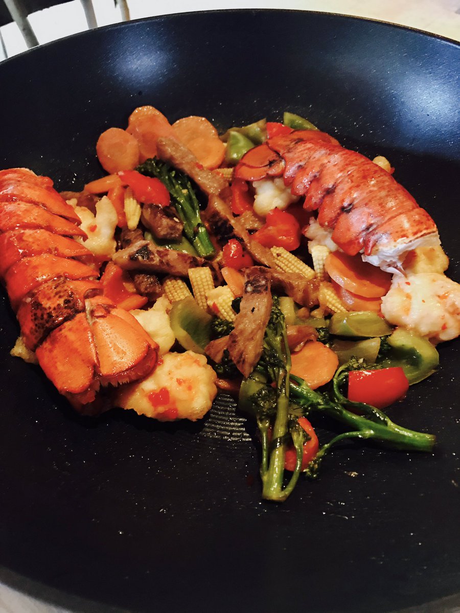vivamagazines's tweet photo. The #worlds #most #expensive #stirfry @CirculonUK @SweetMandarins #cookwithcirculon #ChineseNewYear2018 @SamTravelman https://t.co/NFIPUvIMMw