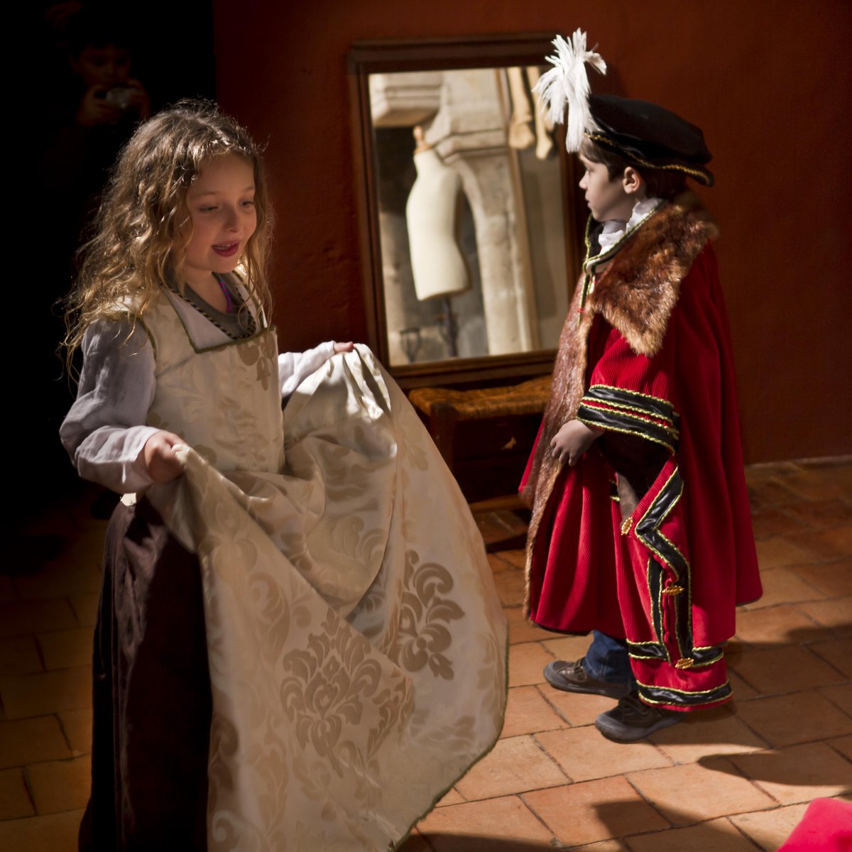 Des vacances d'hiver sous le signe de la mode au #château de #Langeais ! Essayage de reconstitutions de costumes médiévaux pour les 7 à 12 ans et les parents ! Chaque mardi et mercredi de 14h à 17h