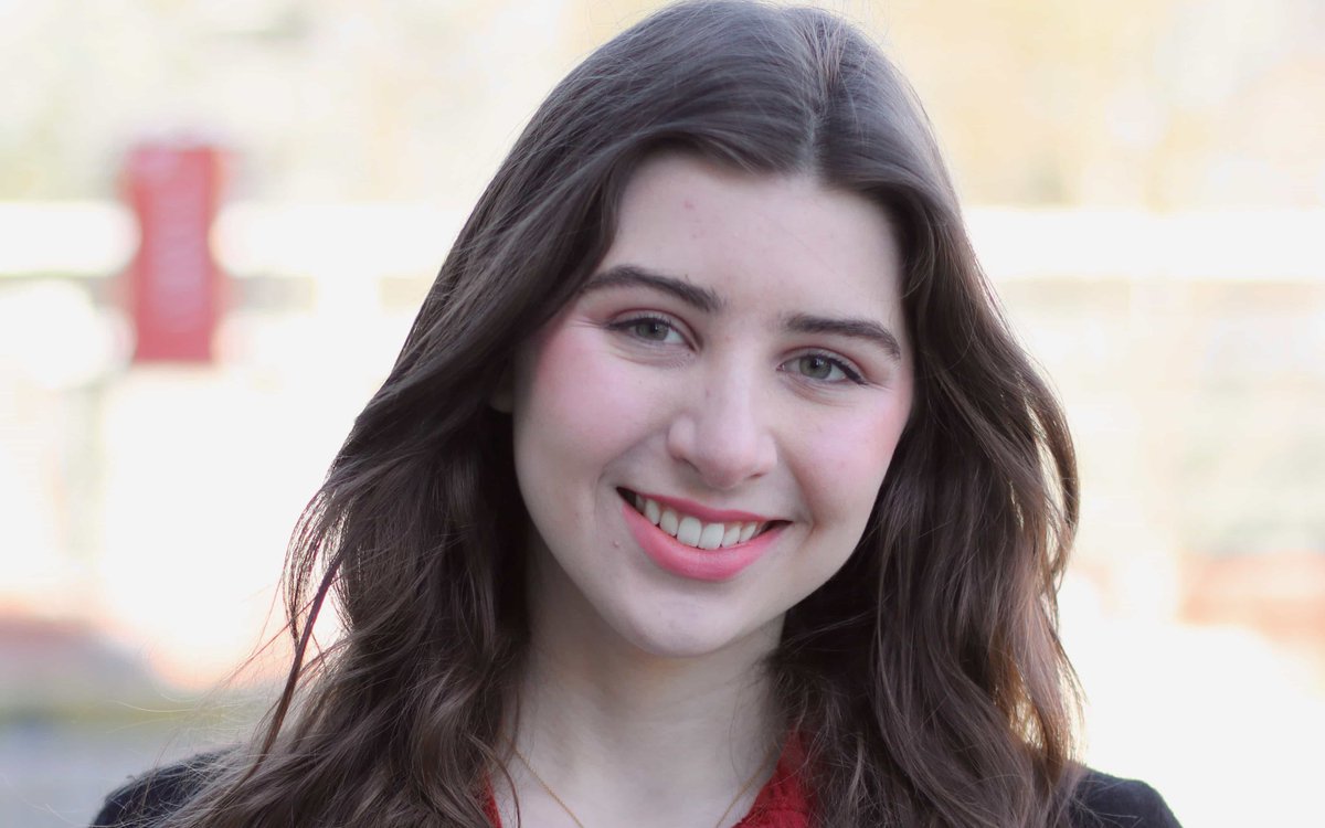 HIESbears's tweet photo. HIES Senior Sarah Kallis Wins @NSPA 'Feature Story of the Year' https://t.co/rTk20rKhPX #HIESbears #805pride https://t.co/Miubb5mstD