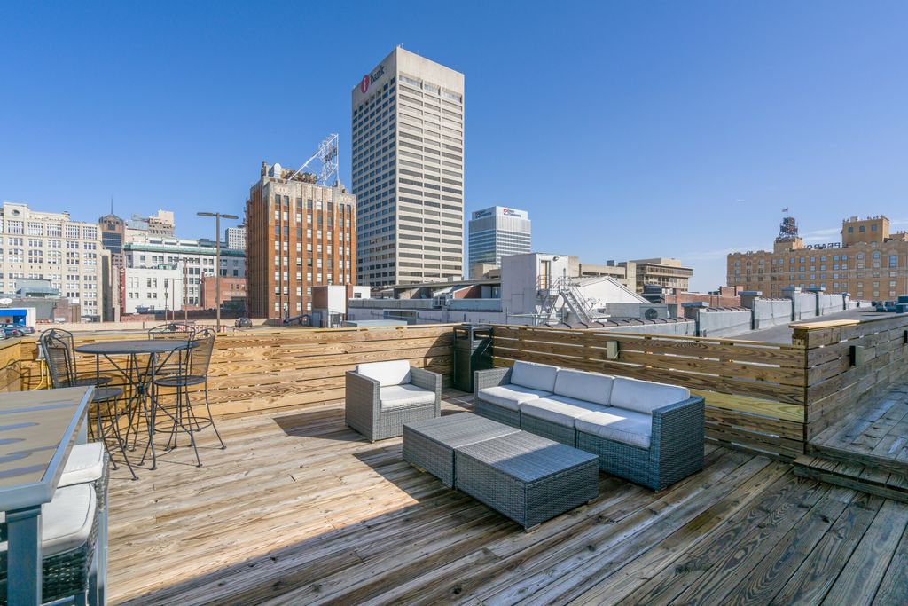 Main St. Flats is upgrading! With its vintage walls, stunning hardwood floors, and sleek, modern kitchens and bathrooms, you don’t want to miss out on this prime location in downtown Memphis. Don’t forget the perfect rooftop!  #MeetYourMemphis buff.ly/2FWPOBK
