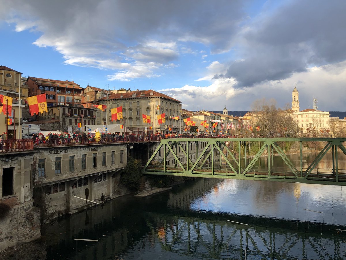 Ivrea la bella vi aspetta ancora domani con il Corteo Storico e la terza giornata di Battaglia delle arance #storicocarnevaleivrea #battagliadellearance