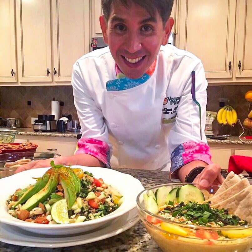 Chefveganmike's tweet photo. ¿Cuántos se han sumando ya al #LunesSinCarne?, ¿se animan? 🐷🌎🌱 ¡Yo les ayudo! #SuscríbanseGratis aquí 👉🏻 https://t.co/10ur86uRPF para recetas deliciosas y fáciles sin ningún ingrediente animal. 

#ChefMiguelBautista🌱 https://t.co/ZwZXHC4Aph