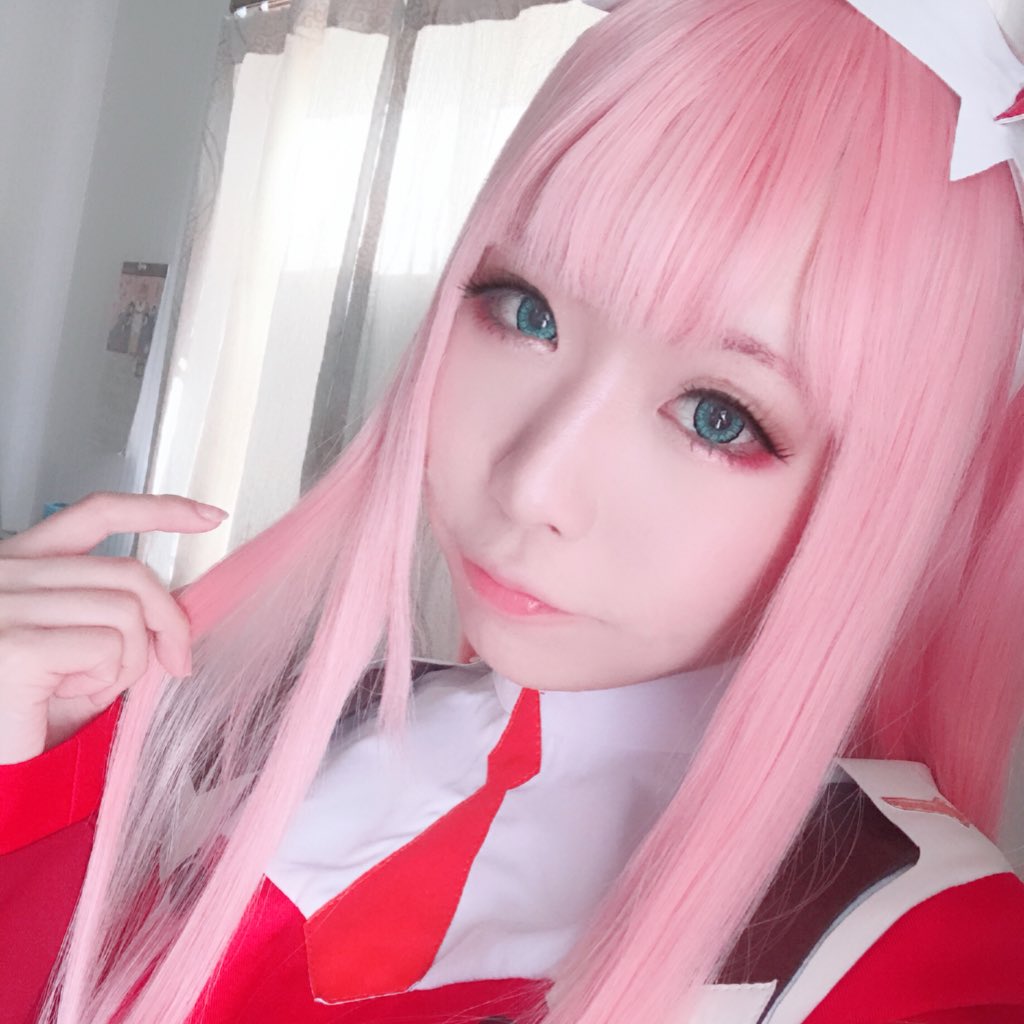 Макияж зеро ту. Zero two darling in the franxx косплей. Zero two darling in the franxx косплей. Франкс косплей. Косплей 02 zero two.
