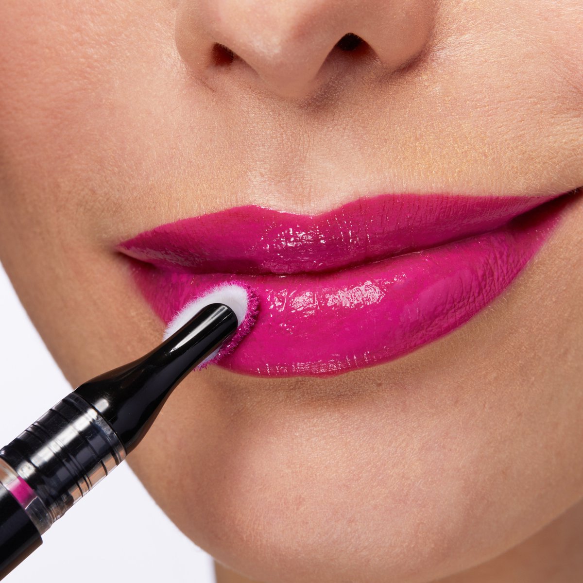 ElizabethArden's tweet image. #ValentinesDay is only 2 days away... stand out with a vibrant shade of #BeautifulColor Bold Liquid Lipstick!