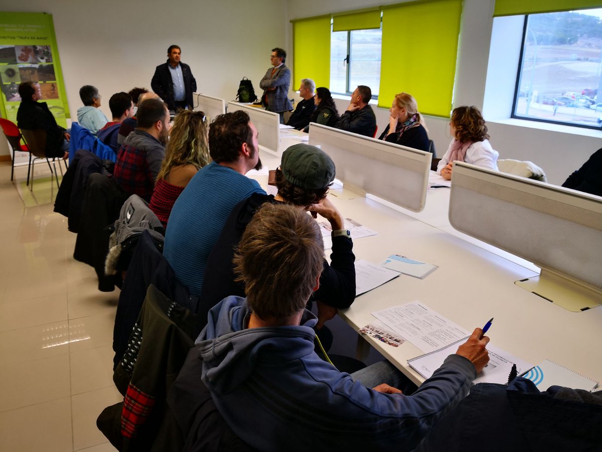 Hoy comienza el curso profesional de truficultura impulsado por la Diputación de #Palencia. Comienza <a href="/JuanAndrsOria/">Juan Andrés Oria de Rueda de Salgueiro</a> hablando de la situación actual de la #trufa en Palencia. <a href="/ECMfungi/">ECM</a> <a href="/IDForest/">IDForest</a>