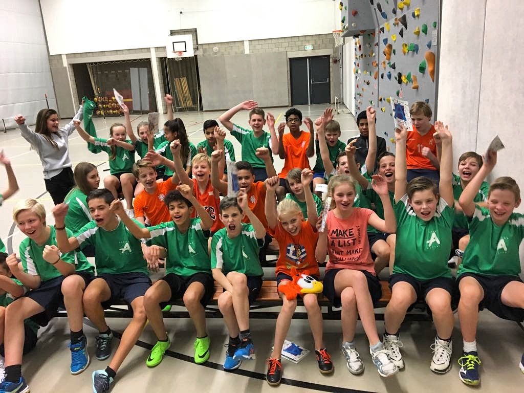 De Sportklas 1T onderbreekt het sporten even om op het grote scherm te kijken naar de gouden 1500m van Ireen Wüst te kijken! 🥇🥉