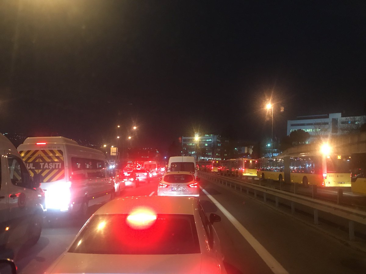 burcuklyn's tweet photo. Biri neler olduğunu söyleyebilir mi? Birinci köprüde trafik durduu? 😳 https://t.co/kEr1lOVsGy