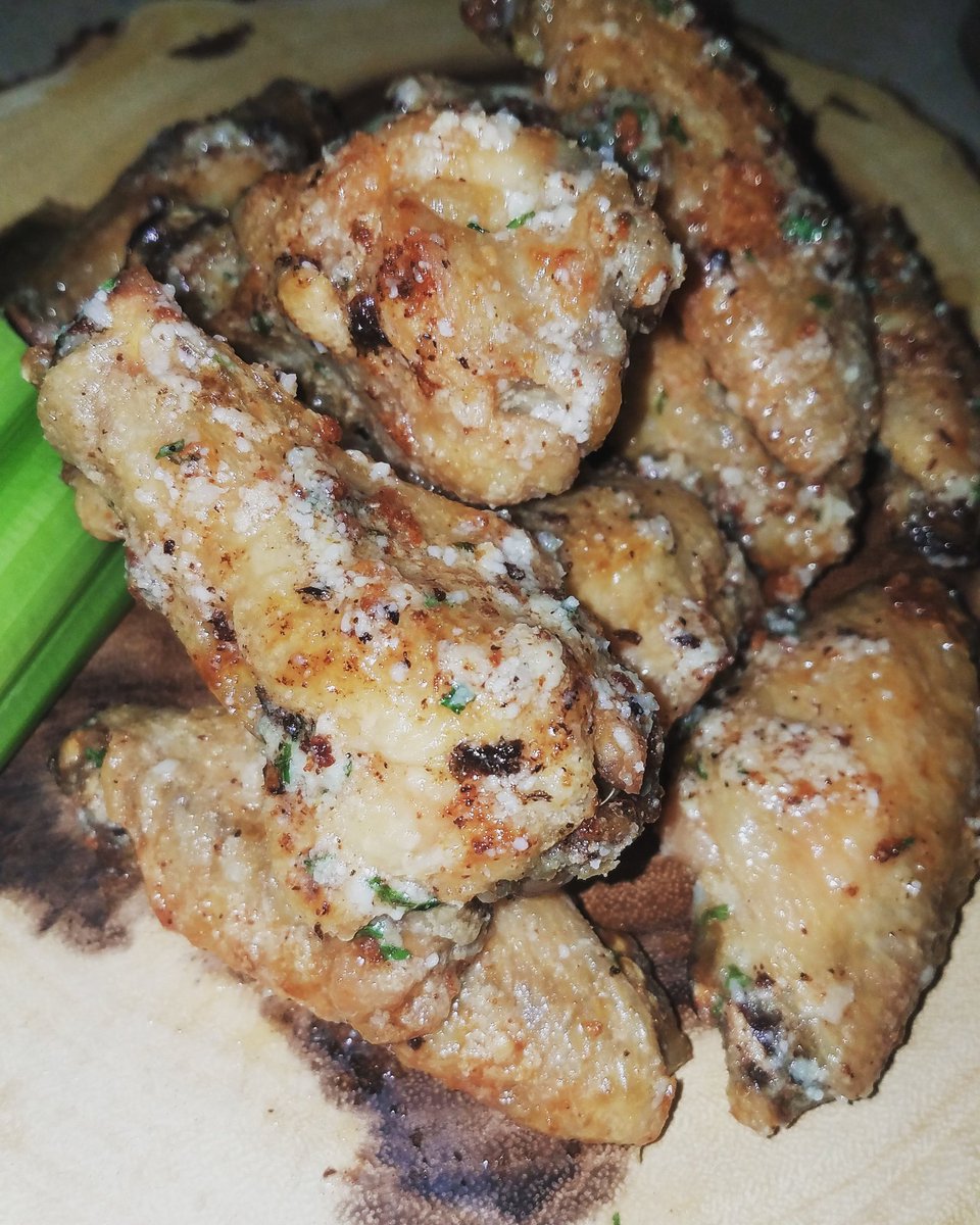 GarlicOilVeins's tweet photo. Made some parmesan garlic wings tonight!! Oven baked, super crispy and delicious wings!! No blue cheese or ranch needed!!! Recipe up later!!! So good!!
#garlicandoliveoilveins
#getinmybelly
#chicagofoodie #chickenwings #parmesangarlic
#winglover #buffalowings
#foodie #foodporn https://t.co/c3h6gF6Qb2
