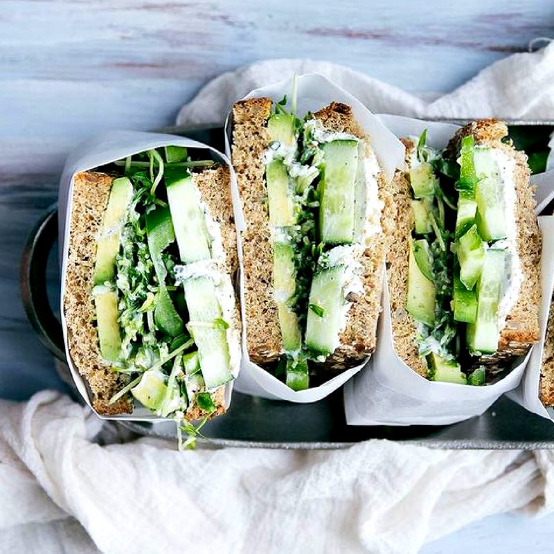 mahalle_fr's tweet photo. Pour les #repas dans le speed, pour ceux qui sont à la recherche d'un #plat #léger, l'#avocat est toujours au rendez-vous. Deux tranches de pain de mie, de la mâche, un demi-avocat, un demi-#concombre et de la sauce, rien de plus, rien de moins, voici un repas simple et #yummy :) https://t.co/x9aSvFd412