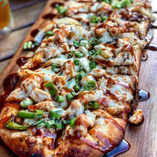 WOB_DTO's tweet photo. This BBQ Chicken Flatbread will probably make your Monday feel like a Friday. 📷:@foodjennaeats https://t.co/tCgIlhzuMV