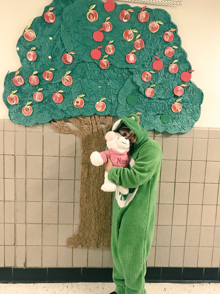 freebutterfly73's tweet photo. Spirit Week at JHS125! 🔥💕😊@PCAtJHS125 @NYCSchools @Making8Great @UFT @CarmenFarinaDOE @FollowCSA #pajamasday #ilovemyschool #JHS125Rocks #PublicSchoolProud https://t.co/CXxKpmsrC5