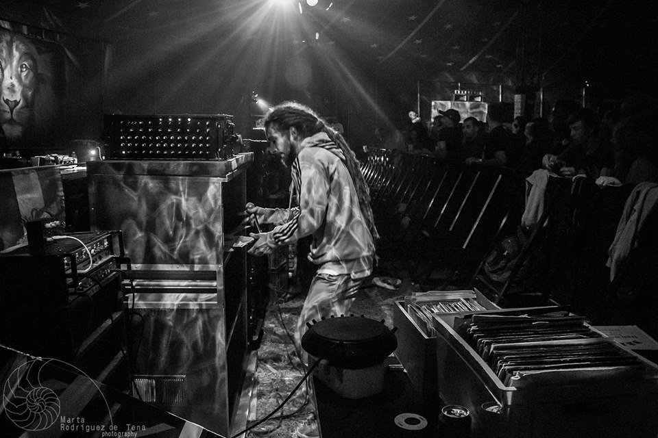 assoGetUp's tweet image. J-4!! READY WE READY ! Kiraden Sound System débarque à #Nantes avec 8 scoops &amp;amp; un set spécial vinyles #Sixhours en ft DonFe à la flûte et Matic Horns @matic100 au trombone. 🎶Session mystique et inédite a come !! 🔥
 ►Un conseil, choppez vos préventes : assogetup.com/billetterie