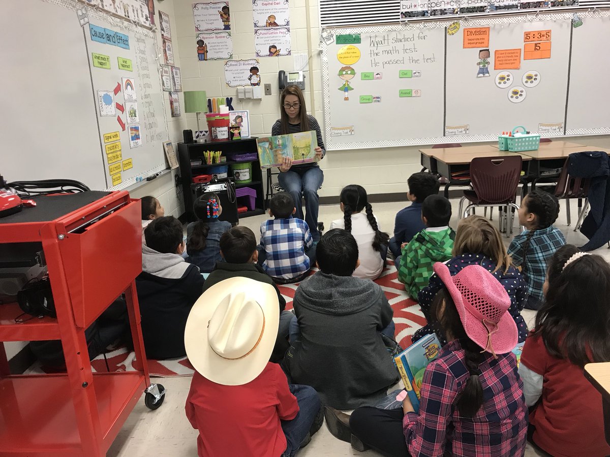 Bellaluna_1's tweet photo. Day 11 Read Aloud #lightupliteracy #ITeachPLE @lulchallenge  @isoldapgarza https://t.co/BN0Gu35eAt