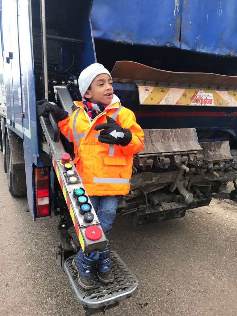 fasproject's tweet photo. Damian staat te springen voor het raam. Vandaag is de grote dag. Zijn wensdroom komt uit: meerijden met de vuilniswagen als een echte vuilnisman. #FAS2025 #wensproject #pleegzorg https://t.co/HenykT6ESc