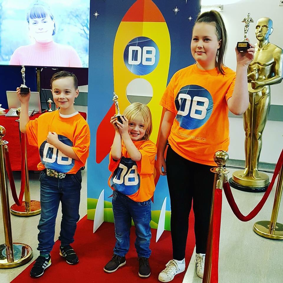 DigiBeteUK's tweet photo. DigiBete red carpet! Here are 3 of our #T1D #DigiStars receiving their much deserved Oscars today at our Landing #ChildrenWithDiabetes #PWD #Type1Diabetes with thanks to @LTHTrust @LCH_Appeal @LTHT_CYPD @Leeds_Childrens https://t.co/iG372uXxX2