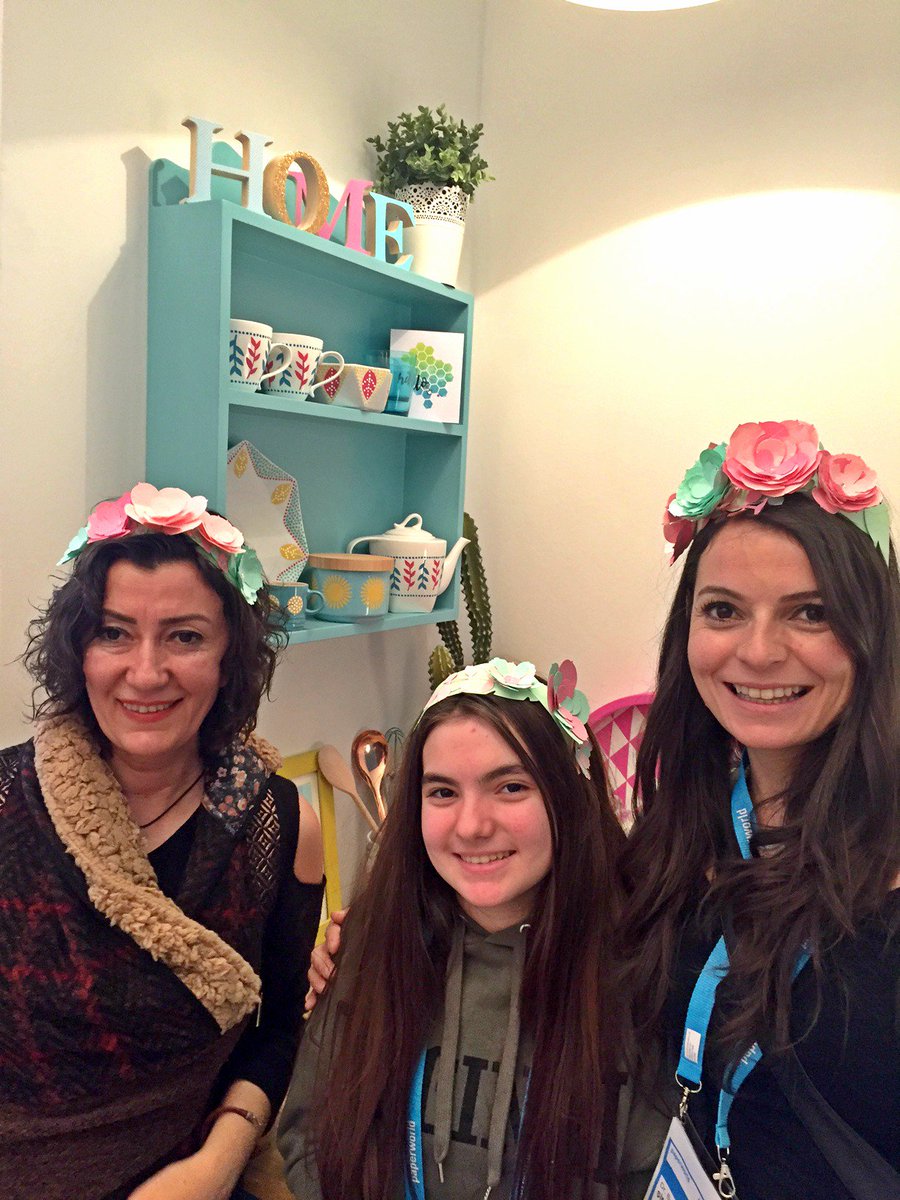 SizzixLifestyle's tweet photo. Thank you to everyone for taking part in our Make &amp; Take event at #Creativeworld2018 😁👍 Great to see everyone having a go &amp; you all look fabulous in those #papercraft floral crowns 😍🌸 #mymakingstory #crafts #sizzix https://t.co/30rE6TodcM