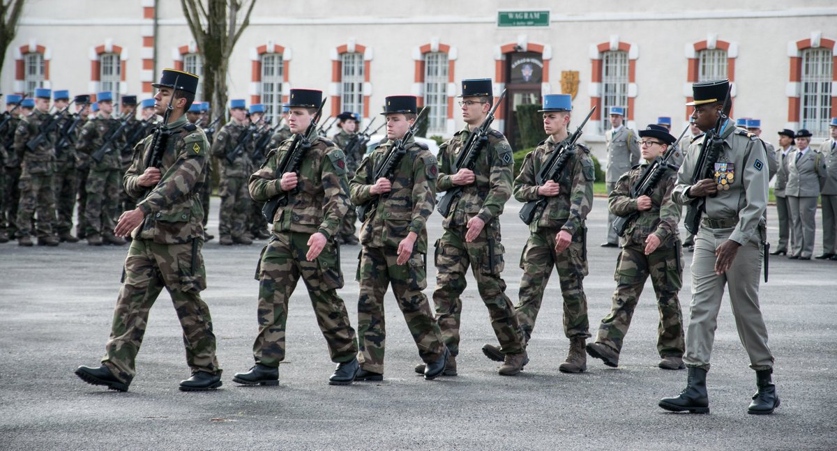 CENTACOfficiel's tweet image. #MondayMotivation Cérémonie de remise des képis pour les jeunes engagés ! Après 3 mois de formation au #CFIM de #Verdun, ils rejoindront bientôt les rangs du #Centac à #Mailly ! #bienvenuecheznous #ChasseursAPied @armeeszne 📷CCH Grégory-1RCh