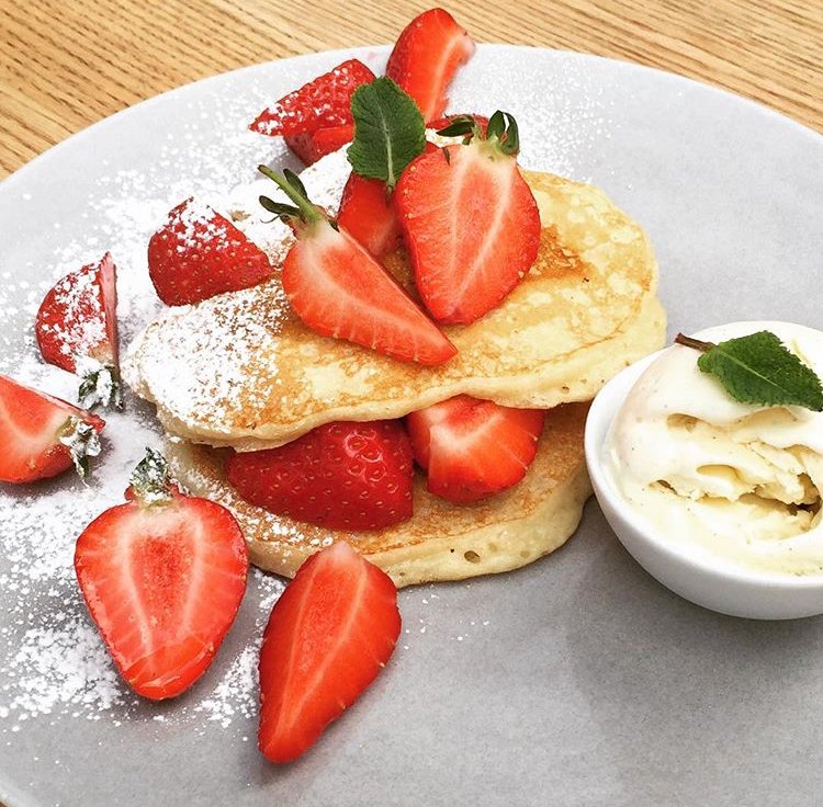 🙋‍♀️🙋‍♀️ I have 2 questions for you… 1️⃣Do you like #pancakes!? 🥞🥞And 2️⃣what day is it tomorrow!? 🥞🥞

Where The Pancakes Are pop up outside my ski lodge, 7am. PANCAKE AVALANCHE! 

#Pancake races 🏃‍♀️🏃‍♂️ We are the place 2 B for #pancakeday2018 
Wolfgang X X