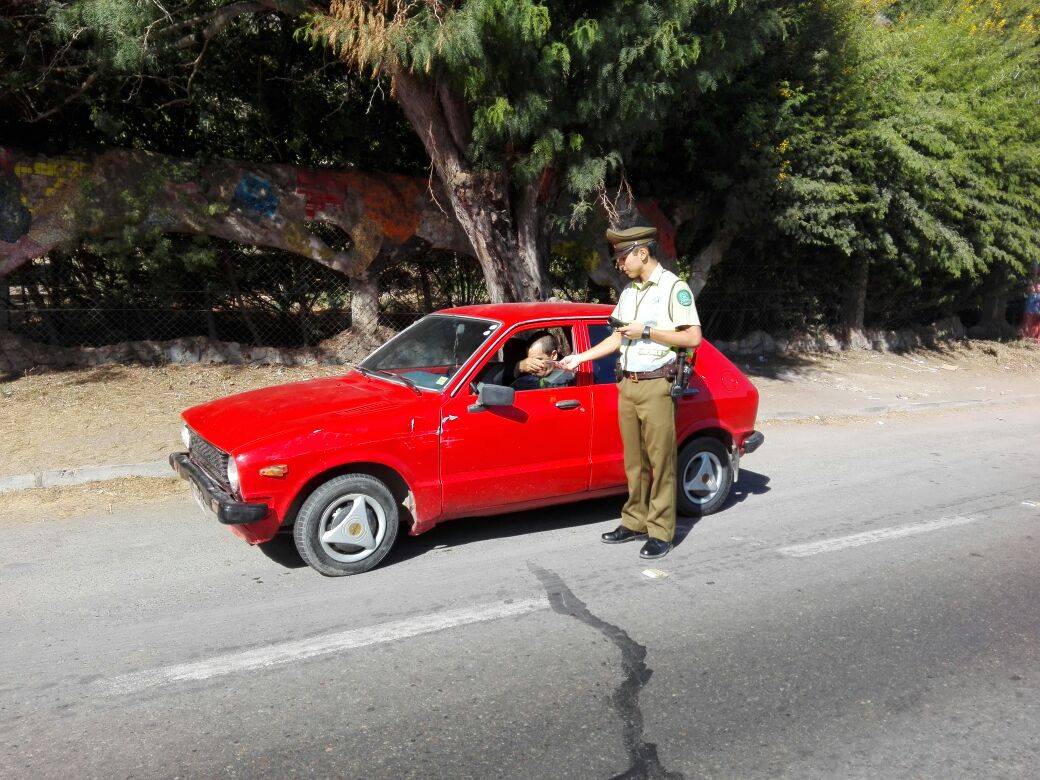 Carabdechile's tweet photo. #Vicuña: Carabineros fiscaliza y realiza controles preventivos en ruta internacional D-41 para evitar accidentes y faltas al tránsito. https://t.co/BBEWDOch8T