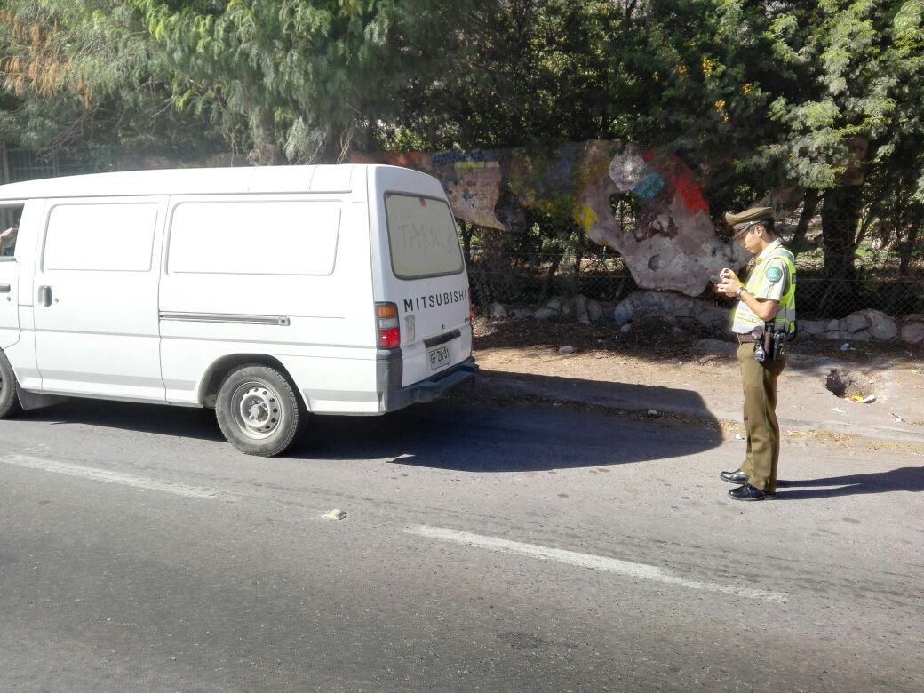 Carabdechile's tweet photo. #Vicuña: Carabineros fiscaliza y realiza controles preventivos en ruta internacional D-41 para evitar accidentes y faltas al tránsito. https://t.co/BBEWDOch8T