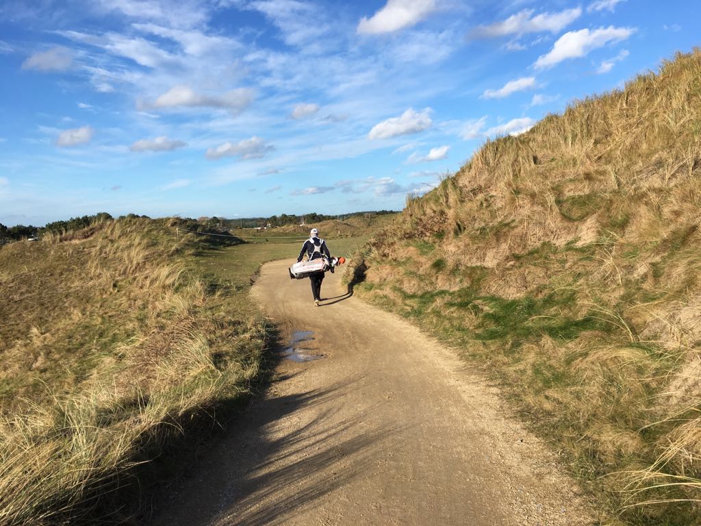 McGettrickDamo's tweet photo. @CorballisLinks @CarrGolfTravel  sampling the delights of Corballis &amp; his passion for golf during #midterm Looks stunning and credit to his Caddy aka Mum for the pics #juniors #GOTY https://t.co/TVh9eE6Zfw