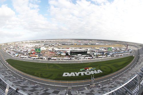 Read what our Guest Bloggers from @DISupdates have to say about how they work with #TruGreen to create an amazing experience for <a href="/NASCAR/">NASCAR</a> fans: bit.ly/2EWTc06 TruGreen is the Proud Turf Care Provider of Daytona International Speedway. #NASCAR #daytona500 #raceday