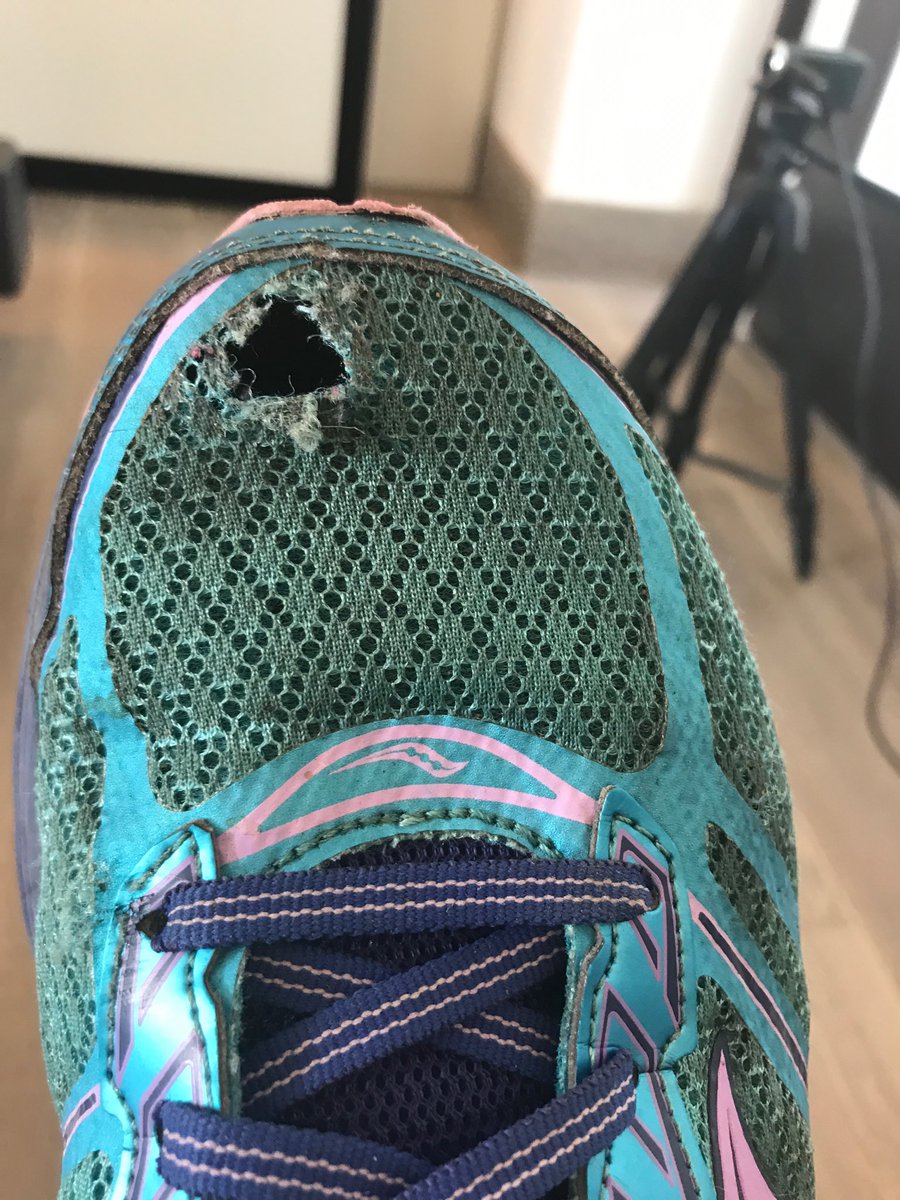 GoRunRD's tweet photo. Hay corredores que rompen el upper mesh del zapato en zonas específicas.  Si eres uno de estos, indiscutiblemente estás haciendo algo incorrecto al momento de correr. Evita lesiones!  #RunSmart  Te esperamos. 👍🏼😊 #GaitAnalysis https://t.co/slY5SMyuGO