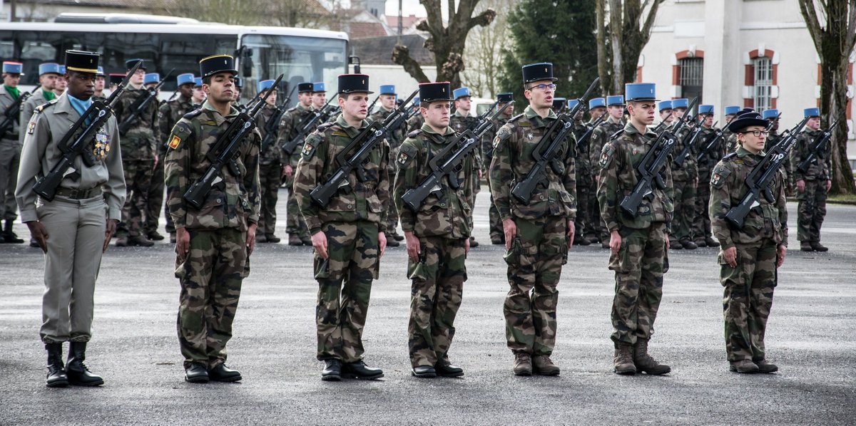 CENTACOfficiel's tweet image. #MondayMotivation Cérémonie de remise des képis pour les jeunes engagés ! Après 3 mois de formation au #CFIM de #Verdun, ils rejoindront bientôt les rangs du #Centac à #Mailly ! #bienvenuecheznous #ChasseursAPied @armeeszne 📷CCH Grégory-1RCh